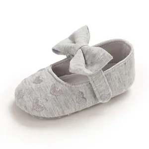 Detailansicht grauer Baby-Prinzessinnenschuh mit Herzbestickung und großer Schleife