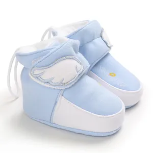 Detailansicht blauer Baby-Winterschuhe mit Plüschfutter und Engelsflügel-Akzenten