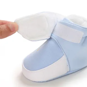 Detaillierte Nahaufnahme von blauem Babyschuh mit Klettverschluss und warmem Fleece-Futter