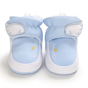 Vorderansicht blauer Baby-Winterschuhe mit weichem Fleecefutter und Engelsflügeln