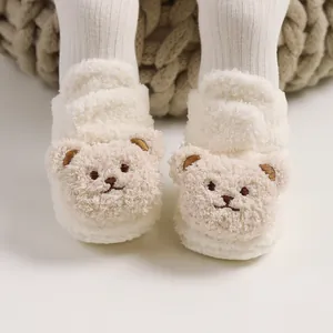Nahaufnahme von flauschigen Baby-Boots mit süßem Bärengesicht und weicher Textur