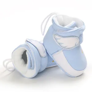 Detailansicht hellblaue Baby-Schneestiefel mit Fleece und weißen Plüsch-Engelsflügeln