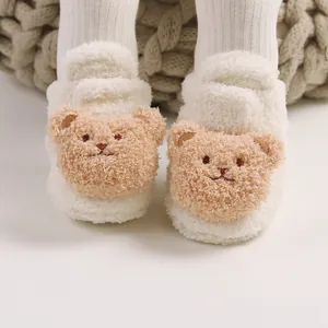 Detailansicht warmer weißer Baby-Fleece-Schuhe mit niedlichen Teddybärengesichtern