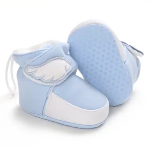 Detailansicht weicher Babystiefel mit Plüschflügeln und rutschfester Noppensohle für Kleinkinder