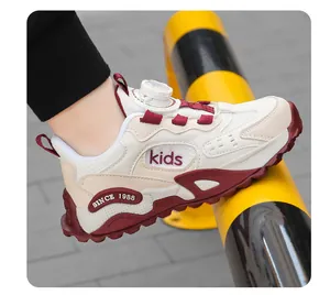 Detailansicht der atmungsaktiven Mesh-Sneaker für Mädchen mit Schnellverschluss-System.