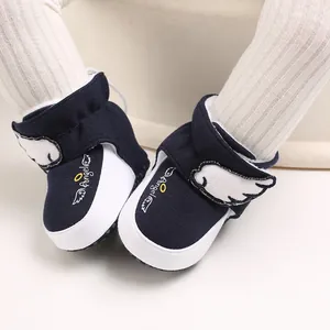 Detailansicht der marineblauen Baby-Winterstiefel mit Fleecefutter und Flügeldesign.