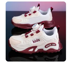 Nahaufnahme der atmungsaktiven Mädchen-Sneaker mit weinrotem Drehverschluss und Sohle