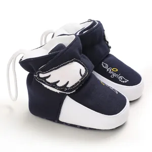 Detailansicht dunkelblauer Babyschuhe mit Engelsflügel-Stickerei und Fleecefutter.