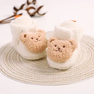 Warme weiße flauschige Baby-Lauflernschuhe mit süßem Bären-Design für den Winter