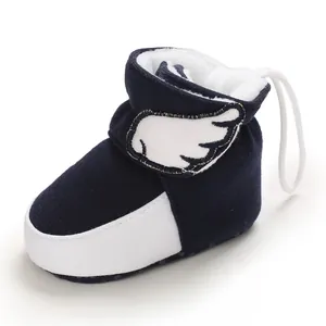 Nahaufnahme von dunkelblauen Baby-Winterstiefeln mit weichem Fleecefutter und Flügel-Detail