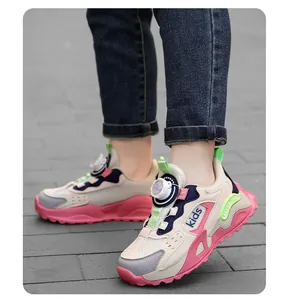 Detailaufnahme atmungsaktiver Mesh-Sneaker für Mädchen mit praktischem Drehverschluss