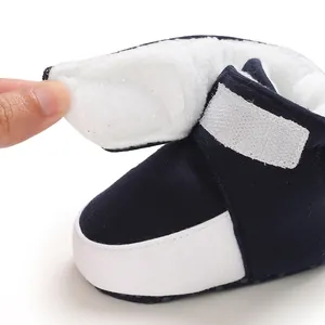 Detailansicht von Baby-Winterstiefeln mit weichem Fleecefutter und praktischem Klettverschluss