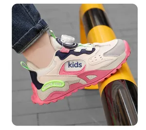 Detaillierte Seitenansicht der atmungsaktiven Mesh-Laufschuhe für Mädchen in Rosa-Tönen