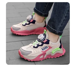 Detailansicht der atmungsaktiven Mädchen-Sportschuhe mit praktischem Drehverschluss.