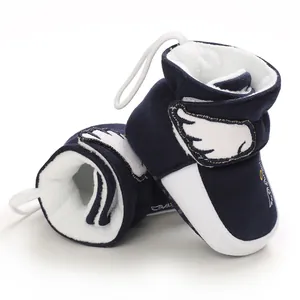 Detailansicht der warmen gefütterten Baby-Schneestiefel mit Flügeldesign und Klettverschluss