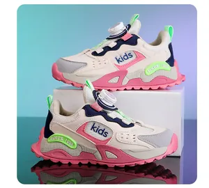 Detailansicht atmungsaktiver pink-beiger Mädchen-Sneaker mit Drehverschluss