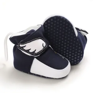 Marineblaue Baby-Schneestiefel mit Flügeldesign und rutschfester Sohle im Detail