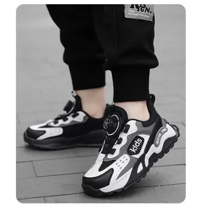 Detailansicht atmungsaktiver schwarz-weißer Kinder-Sneaker mit Drehverschluss-System.