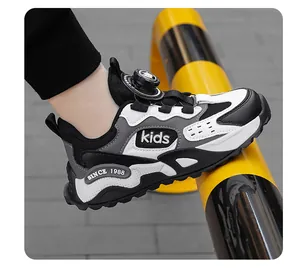 Detail von atmungsaktiven Kinderschuhen mit Drehverschluss in Schwarz und Weiß