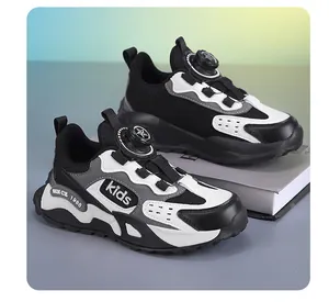 Detailansicht der atmungsaktiven Kinder-Mesh-Sneaker mit praktischem Drehverschluss