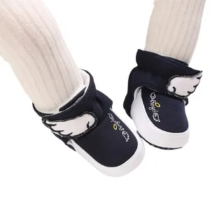 Warme Baby-Schneestiefel mit Engelsflügeln und weicher Sohle für Jungen und Mädchen.