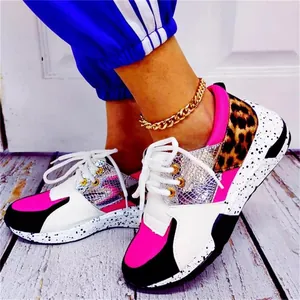 Nahaufnahme von klobigen Damen-Sneakers mit Leopardenmuster und rosa Farbblock-Design