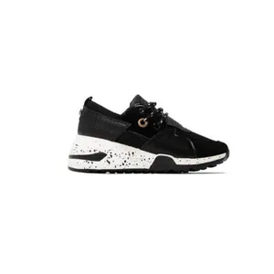 Detaillierte Seitenansicht eines schwarz-weißen Plateau-Sneakers mit gesprenkelter Sohle