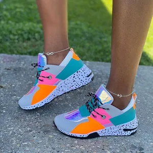 Bunte Damen-Sneaker mit dicker gesprenkelter Sohle und Hologramm-Details