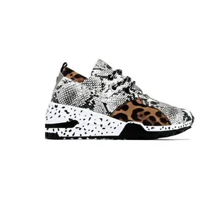 Detaillierte Seitenansicht von Chunky Sneakern mit Leoparden- und Schlangenmuster