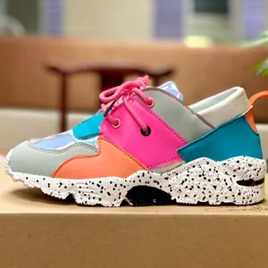 Detaillierte Seitenansicht eines lebhaften, mehrfarbigen klobigen Plattform-Sneakers