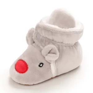 Primo piano dettagliato della morbida texture di peluche di una scarpina per neonati