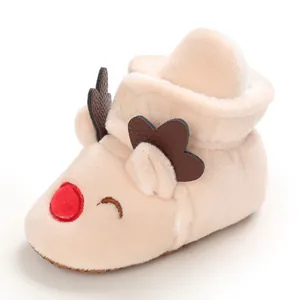 Vista dettagliata dei caldi stivali da neve in peluche per bambini con suole antiscivolo