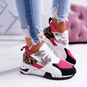 Nahaufnahme von modischen Damen-Plateau-Sneakern im Patchwork-Design mit Leopardenmuster
