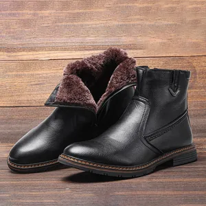 Detalle de botas de invierno para hombre con forro de pelo marrón y textura de cuero negro