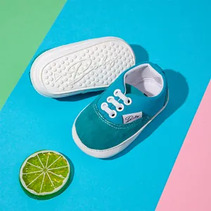 Primer plano de zapatos de bebé en colores caramelo con suela de goma antideslizante