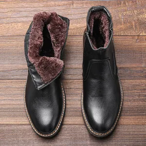 Vista superior de botas de nieve para hombre con un forro de piel sintética marrón cálido y grueso