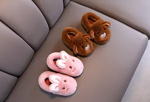 Chaussons d'hiver douillets en peluche pour bébé avec adorables motifs ours et lapin