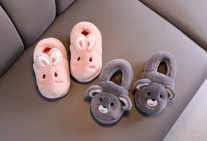 Pantoufles en peluche d'hiver pour tout-petits, motifs lapin rose et ours gris mignons.