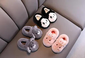 Chaussons peluche mignons pour petits avec motifs panda, ours et lapin pour l'hiver.
