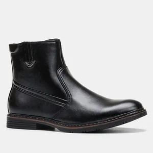 Detalle de vista lateral de botas de nieve de invierno negras de primera calidad para hombre