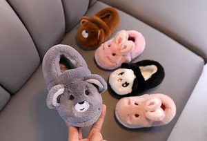 Gros plan sur d'adorables chaussons en peluche pour tout-petits aux motifs d'animaux.