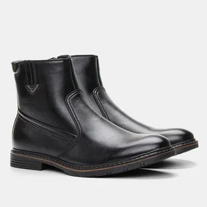 Vista lateral detallada de botas de invierno de cuero negro para hombre con logo.