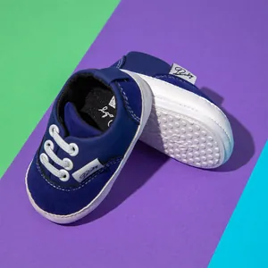 Vista detallada de zapatos para bebé azul marino con suelas de goma antideslizantes