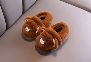 Gros plan de chaussons en peluche ours brun pour tout-petits avec doublure polaire chaude