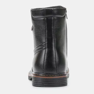 Detalle de vista posterior de botas de invierno negras altas resistentes al agua