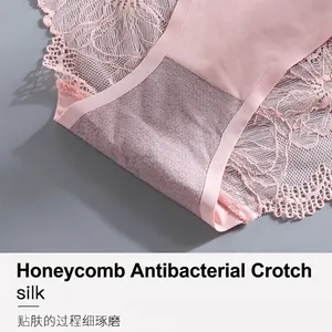 Primo piano di mutandine in seta di ghiaccio rosa con tassello in cotone antibatterico.
