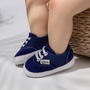 Primer plano de zapatos de bebé azul marino con suelas de goma antideslizantes blancas