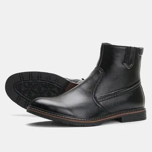 Detalle de botas de invierno para hombre con cremallera lateral y suela antideslizante.