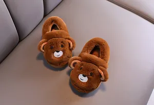 Vue détaillée de chaussons bébé en peluche ours marron avec doublure polaire chaude