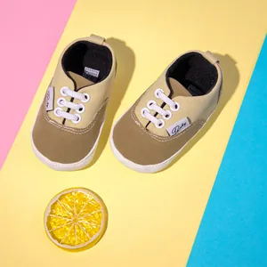 Vista detallada de zapatillas clásicas para bebé con suela blanda antideslizante suave.